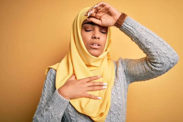 Молода Африканська Дівчина Одягнена Муслім Хіджаб Через Ізольоване Жовте Тло — стокове фото
