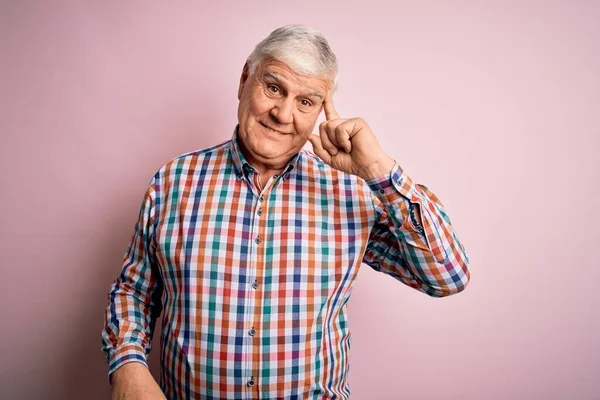 Uomo Anziano Bello Hoary Indossa Casual Camicia Colorata Sfondo Rosa — Foto Stock