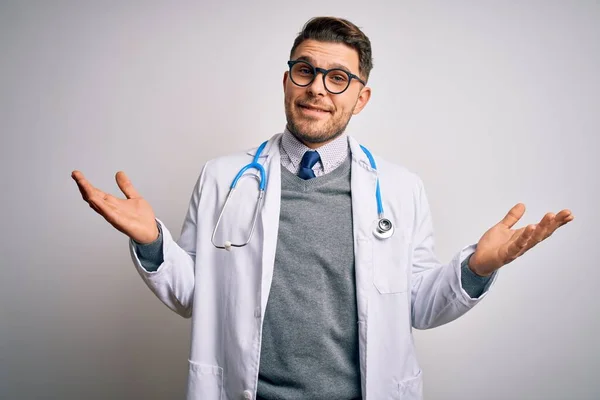 Giovane Medico Uomo Con Gli Occhi Azzurri Indossa Cappotto Medico — Foto Stock