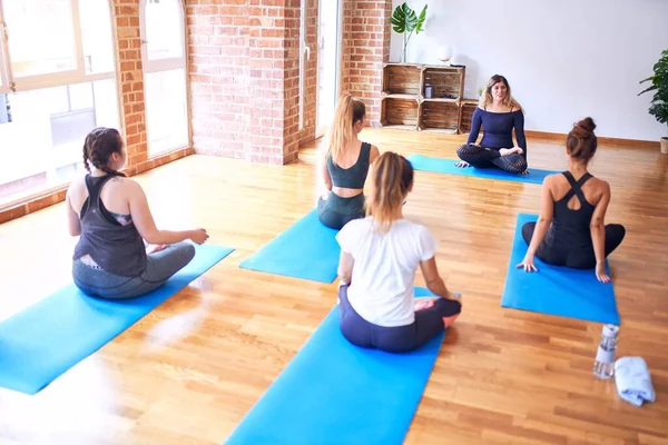 Jonge Mooie Groep Sportvrouwen Die Yoga Beoefenen Coach Onderwijs Stretch — Stockfoto