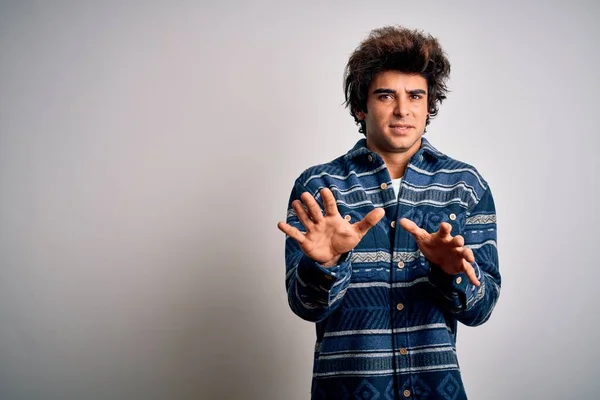 Joven Hombre Guapo Con Camisa Casual Pie Sobre Fondo Blanco — Foto de Stock