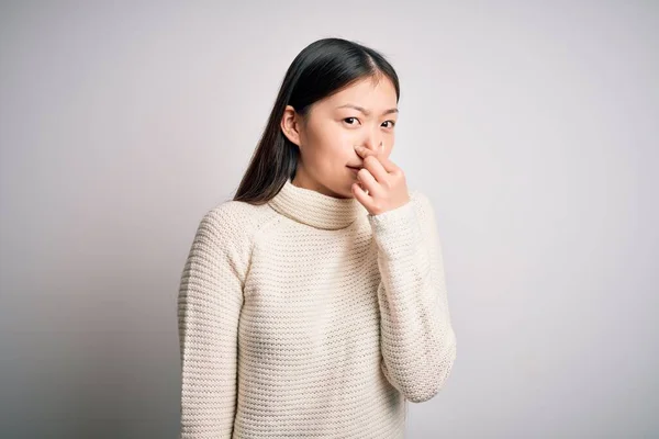 Jonge Mooie Aziatische Vrouw Draagt Casual Trui Staan Geïsoleerde Achtergrond — Stockfoto