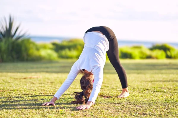 Joven Hermosa Deportista Practicando Yoga Entrenador Enseñanza Guerrero Pose Parque — Foto de Stock