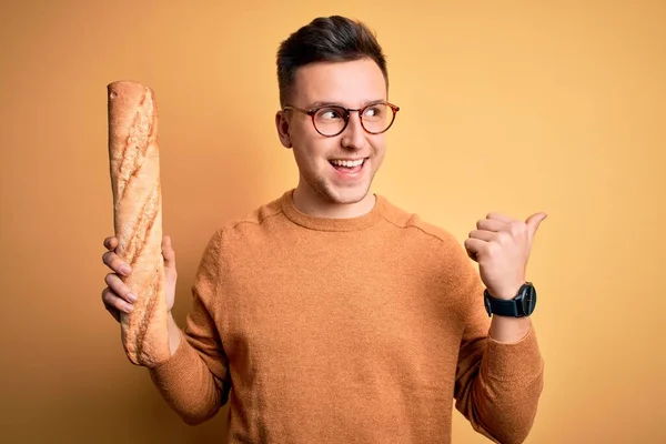 Jovem Caucasiano Bonito Usando Óculos Segurando Uma Baguete Fresca Pão — Fotografia de Stock