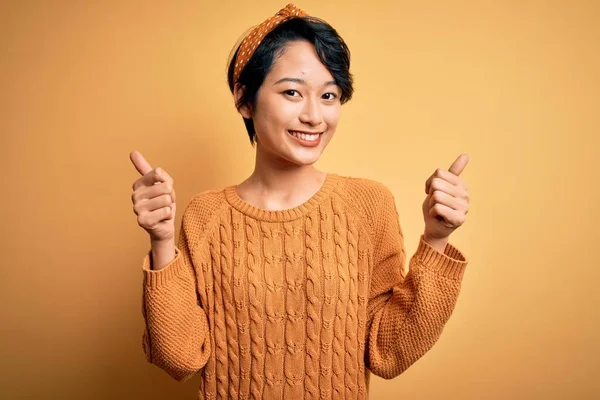 Jovem Bela Menina Asiática Vestindo Camisola Casual Diadema Sobre Amarelo — Fotografia de Stock