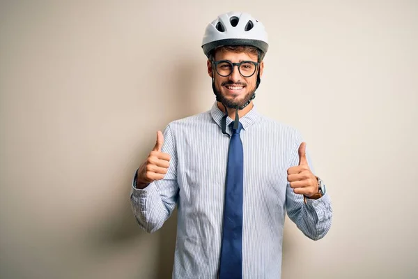 자전거 헬멧을 사업가가 빵집에서 손으로 긍정적 몸짓을 손가락으로 웃으며 행복해 — 스톡 사진