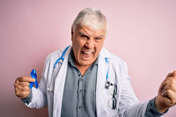 Starszy Przystojny Hoary Lekarz Człowiek Noszący Stetoskop Trzymając Niebieską Wstążkę — Zdjęcie stockowe