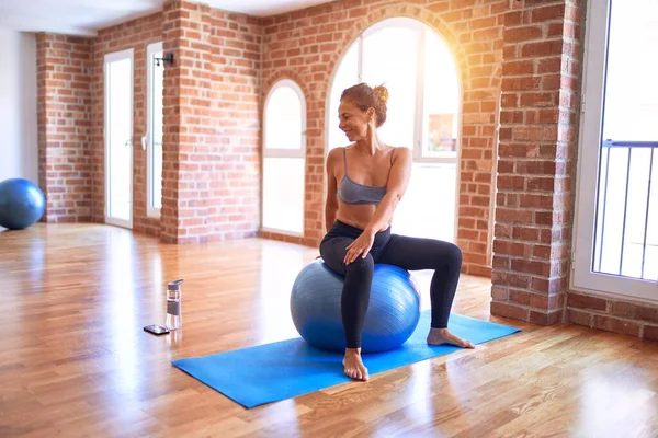 Middle Age Beautiful Sportswoman Smiling Happy Doing Exercise Using Fitness — Stock Photo, Image