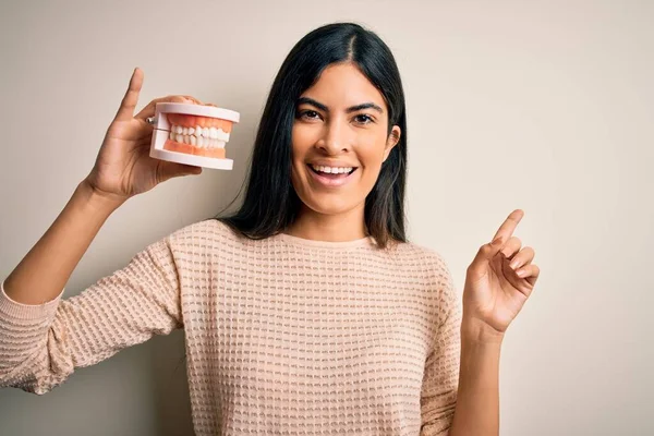 Jovem Bela Dentista Hispânico Mulher Segurando Prótese Boca Dental Muito — Fotografia de Stock