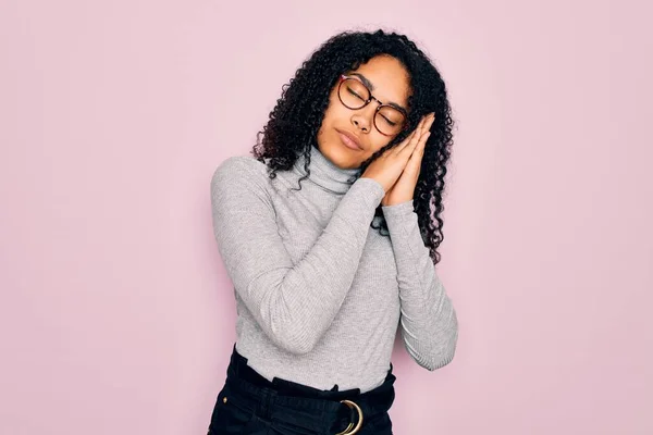 Jeune Femme Afro Américaine Portant Pull Col Roulé Des Lunettes — Photo