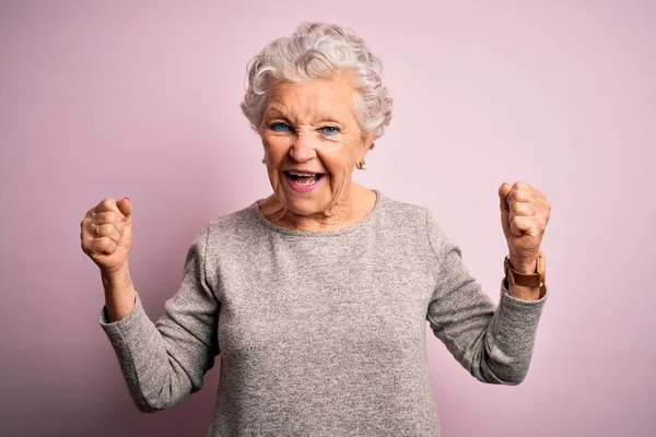 Senior Mooie Vrouw Dragen Casual Shirt Staan Geïsoleerde Roze Achtergrond — Stockfoto