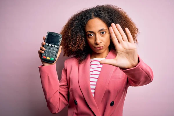 Jovem Afro Americana Com Cabelo Afro Segurando Dataphone Sobre Fundo — Fotografia de Stock