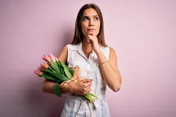 Joven Mujer Morena Hermosa Sosteniendo Ramo Tulipanes Flores Sobre Fondo — Foto de Stock