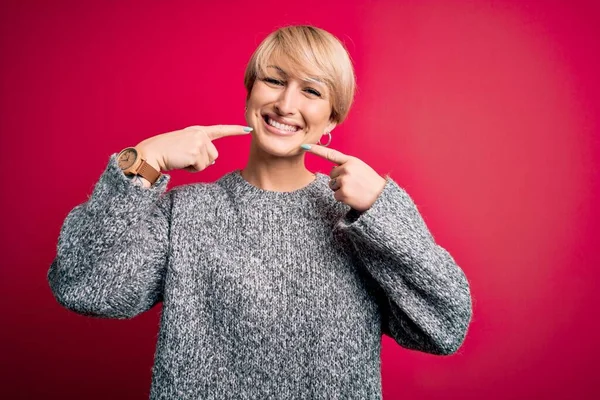 Young Blonde Woman Modern Short Hair Wearing Casual Sweater Pink — Stock Photo, Image