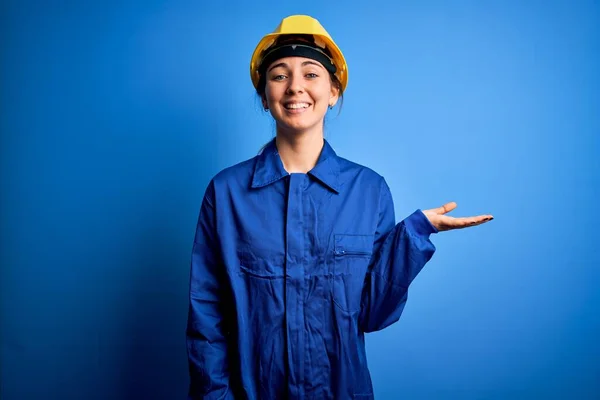 Jonge Mooie Arbeider Vrouw Met Blauwe Ogen Dragen Veiligheidshelm Uniform — Stockfoto