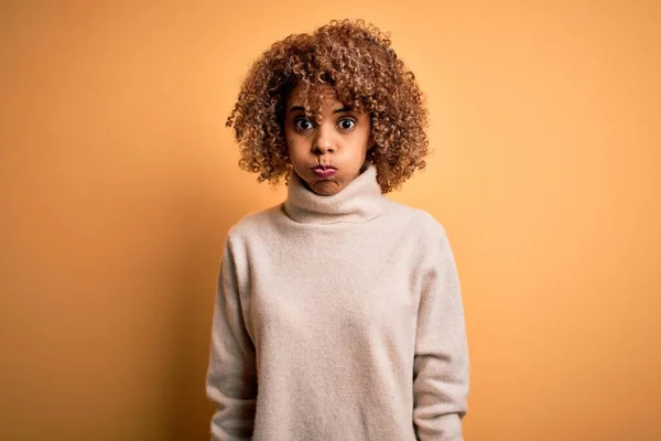 Jonge Mooie Afro Amerikaanse Vrouw Draagt Coltrui Gele Achtergrond Puffende — Stockfoto