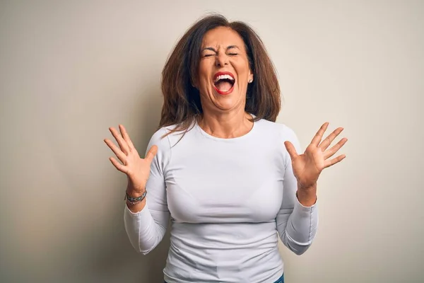 Middelbare Leeftijd Mooie Vrouw Dragen Casual Shirt Staan Geïsoleerde Witte — Stockfoto