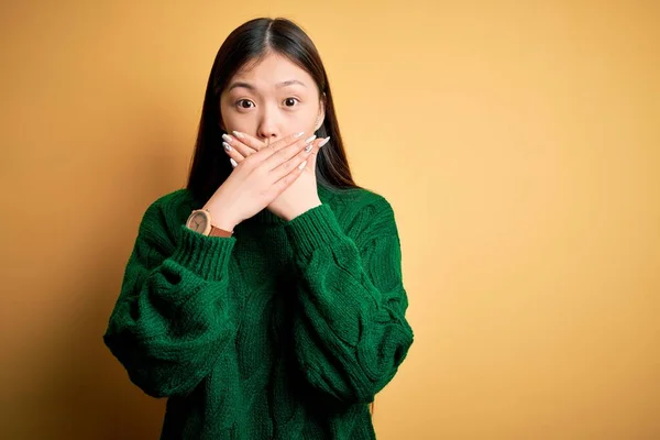 녹색의 스웨터 배경에 둘러싸인 아름다운 아시아 여인은 실수로 손으로 충격을 — 스톡 사진