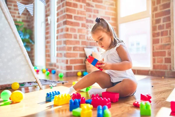 Joven Niña Rubia Hermosa Disfrutando Escuela Juego Con Juguetes Jardín — Foto de Stock