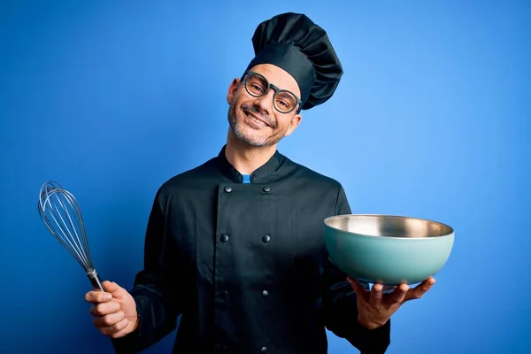 Jeune Beau Chef Homme Portant Uniforme Cuisinière Chapeau Mélangeant Fouet — Photo