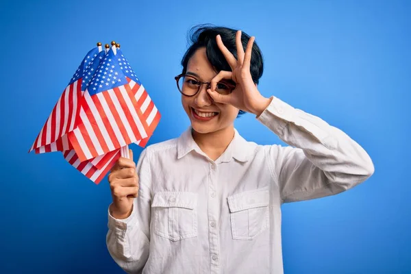 Fiatal Gyönyörű Ázsiai Hazafias Lány Kezében Egyesült Államok Zászlók Ünneplő — Stock Fotó