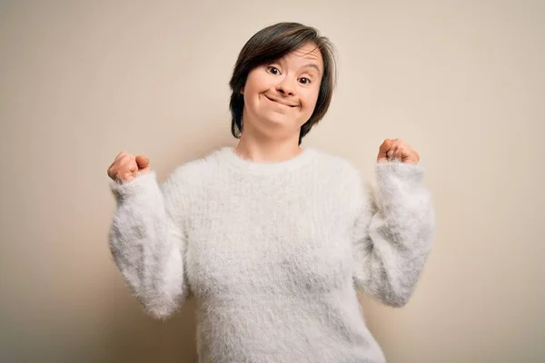 Young Syndroom Vrouw Die Geïsoleerde Achtergrond Vieren Verrast Verbaasd Voor — Stockfoto