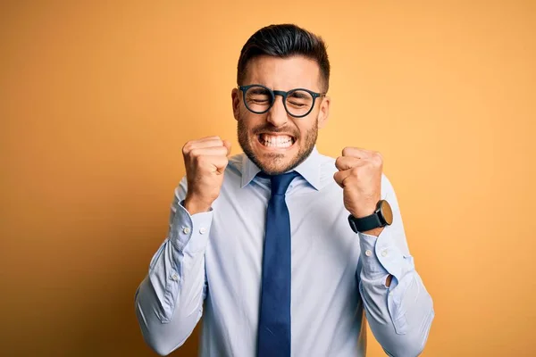 Giovane Uomo Affari Bello Indossare Cravatta Occhiali Piedi Sfondo Giallo — Foto Stock