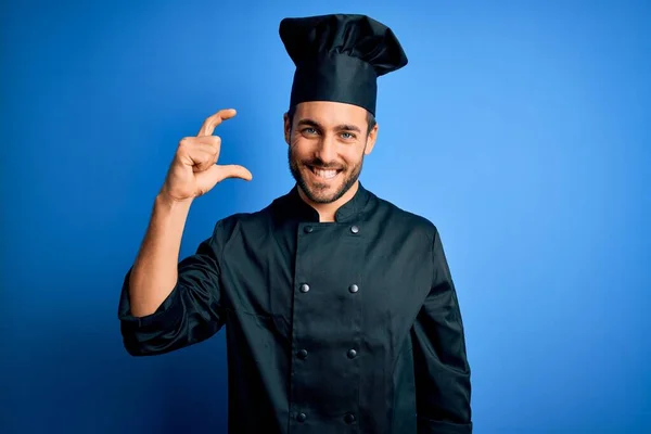 Jeune Homme Beau Chef Avec Barbe Portant Uniforme Cuisinière Chapeau — Photo