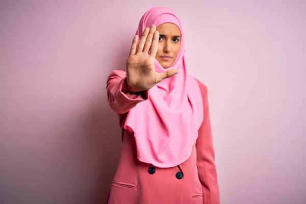 Die Junge Schöne Brünette Geschäftsfrau Trägt Einen Pinkfarbenen Muslimischen Hijab — Stockfoto