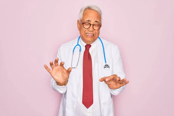 Orta Yaşlı Kır Saçlı Steteskop Giyen Profesyonel Bir Doktor Tiksindirici — Stok fotoğraf