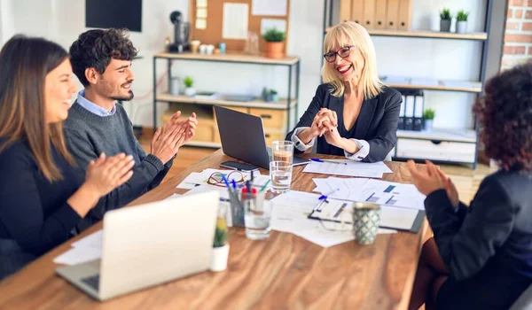 Grupo Empresários Sorrindo Feliz Confiante Trabalhando Conjunto Com Sorriso Rosto — Fotografia de Stock