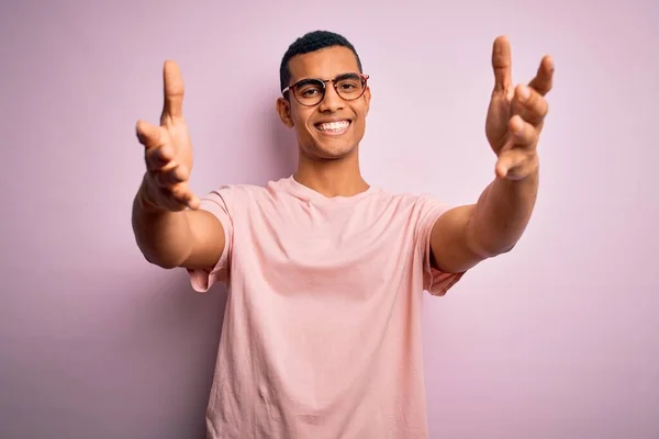 Schöner Afrikanisch Amerikanischer Mann Mit Lässigem Shirt Und Brille Vor — Stockfoto
