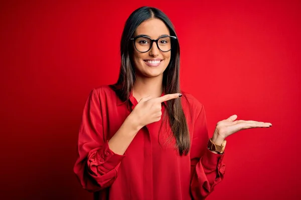 Ung Vacker Brunett Kvinna Bär Casual Skjorta Och Glasögon Över — Stockfoto