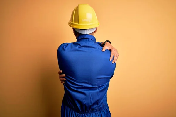 Młody Przystojny Afrykański Robotnik Niebieskim Mundurze Kasku Przytulający Się Tyłu — Zdjęcie stockowe