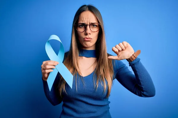 Young Blonde Woman Blue Eyes Holding Colon Cancer Awareness Blue — Stock Photo, Image