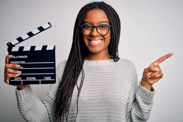 Genç Afro Amerikan Yönetmen Kız Izole Edilmiş Arka Plan Üzerinde — Stok fotoğraf
