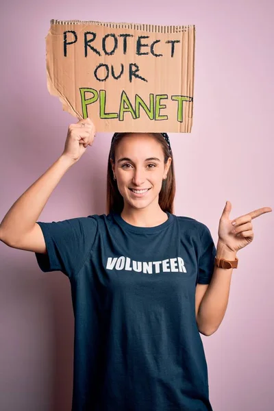 Beautiful Volunteer Woman Doing Volunteering Holding Banner Protect Planet Message — Stock Photo, Image