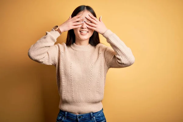 Junge Schöne Asiatische Frau Lässigem Pullover Über Gelbem Isoliertem Hintergrund — Stockfoto