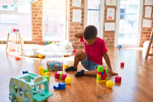 스러운 유치원에서 장난감 주변에 블록을 만들면서 있습니다 — 스톡 사진