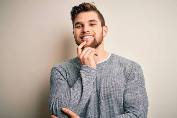 Homem Loiro Bonito Jovem Com Barba Olhos Azuis Vestindo Camisola — Fotografia de Stock