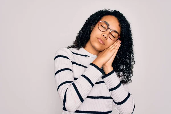 Jovem Afro Americana Vestindo Camisola Listrada Óculos Sobre Fundo Branco — Fotografia de Stock