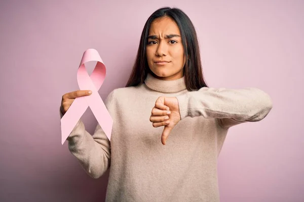 Młoda Piękna Azjatycka Kobieta Trzyma Różowy Symbol Wstążki Raka Odizolowanym — Zdjęcie stockowe