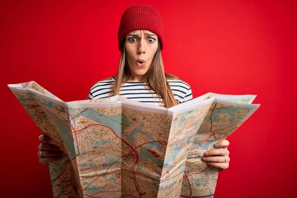 Joven Turista Rubia Usando Mapa Ciudad Destino Sobre Fondo Rojo — Foto de Stock