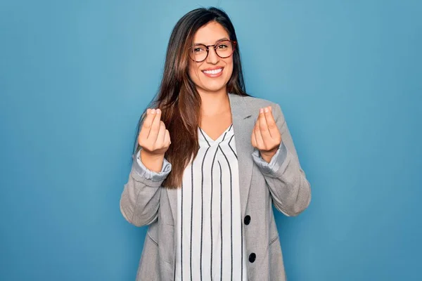 Jonge Latijns Amerikaanse Zakenvrouw Met Een Bril Een Blauwe Geïsoleerde — Stockfoto