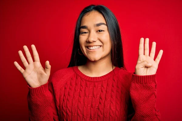 Jonge Mooie Aziatische Vrouw Dragen Casual Trui Staan Geïsoleerde Rode — Stockfoto