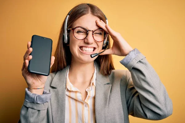 Junge Rothaarige Callcenter Agentin Mit Headset Das Den Bildschirm Des — Stockfoto