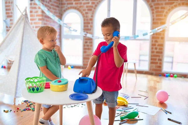 Niños Adorables Jugando Alrededor Montón Juguetes Jardín Infantes — Foto de Stock