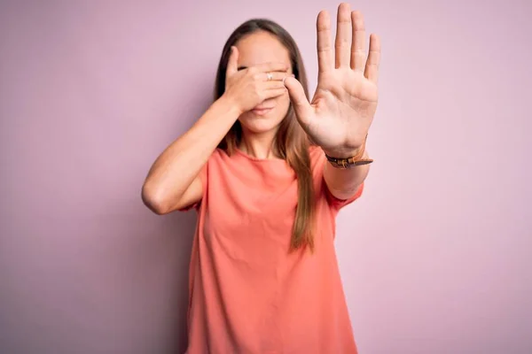 Joven Hermosa Mujer Con Camiseta Casual Pie Sobre Fondo Rosa — Foto de Stock