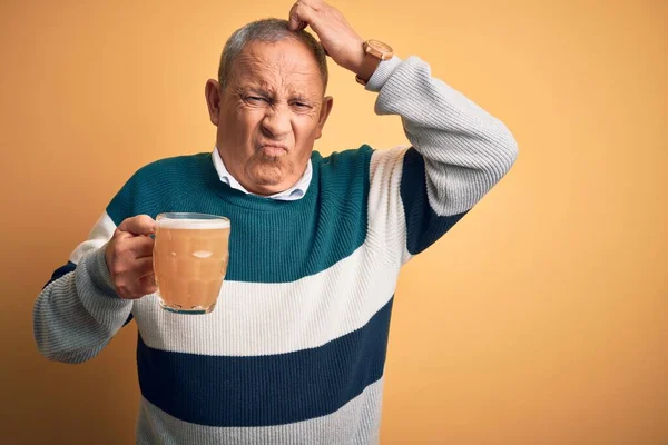 Starší Pohledný Muž Popíjející Sklenici Piva Stojící Nad Osamělým Žlutým — Stock fotografie
