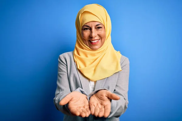 Middelbare Leeftijd Brunette Zakenvrouw Dragen Moslim Traditionele Hijab Blauwe Achtergrond — Stockfoto